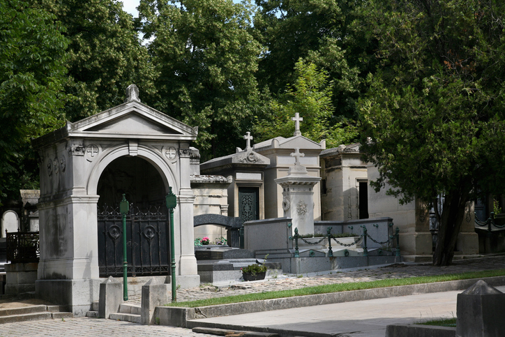 krypta na cmentarzu